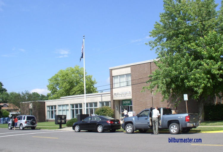 Looking east at the Edwardsville Post OfficeKansas Street. (July, 2008)