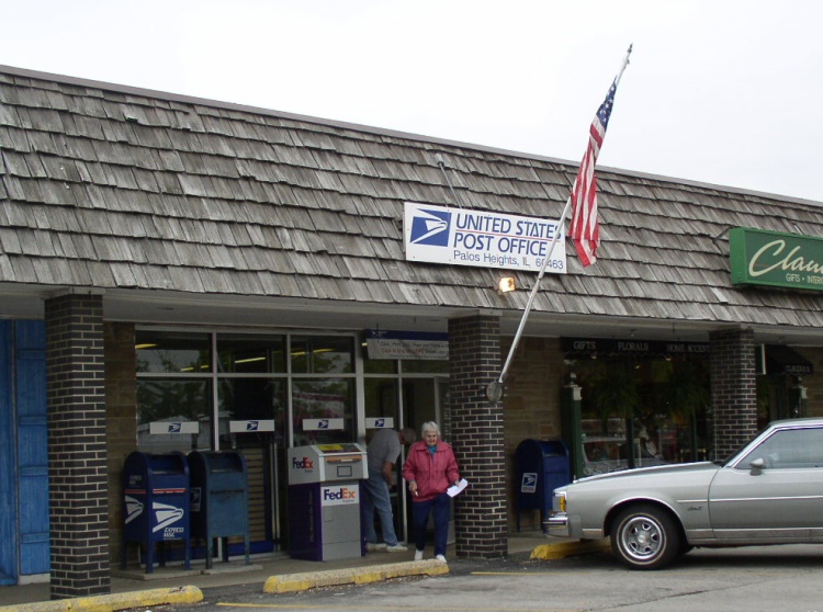 Looking west at the Palos Heights Post Office. (May, 2008)